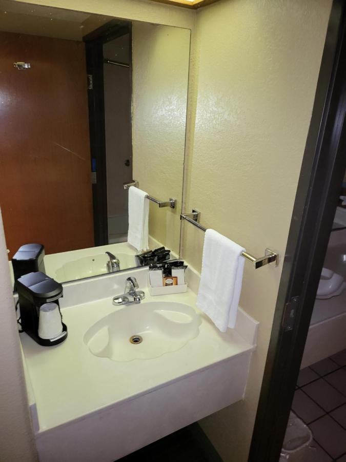 Americas Best Value Inn Pharr/Mcallen Exterior foto